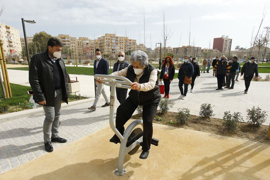 El alcalde Barcala conversa con una ciudadana durante la inauguración plaza de la Ciudad de la Justicia