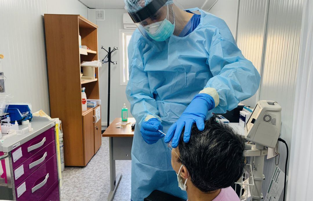 Un sanitario realiza una PCR 