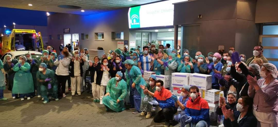 Foto de familia ante el hospital Clínico de Málaga en plena pandemia por el Covid