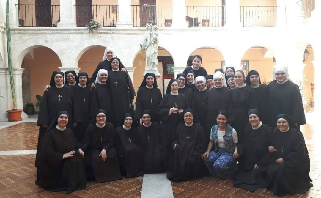 Una representación de la congregación de las Carmelitas Samaritanas durante una visita al Santuario de El Henar