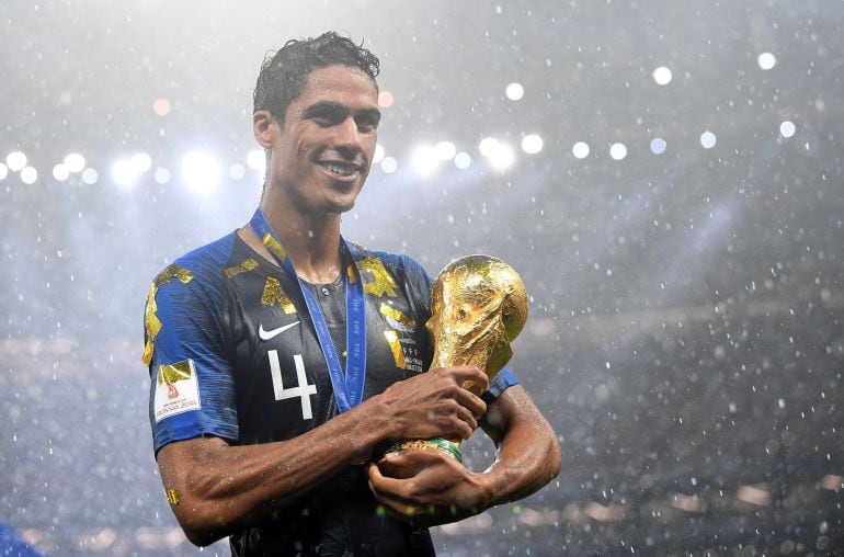 Raphael Varane celebrando la victoria de Francia en el Mundial de Rusia 