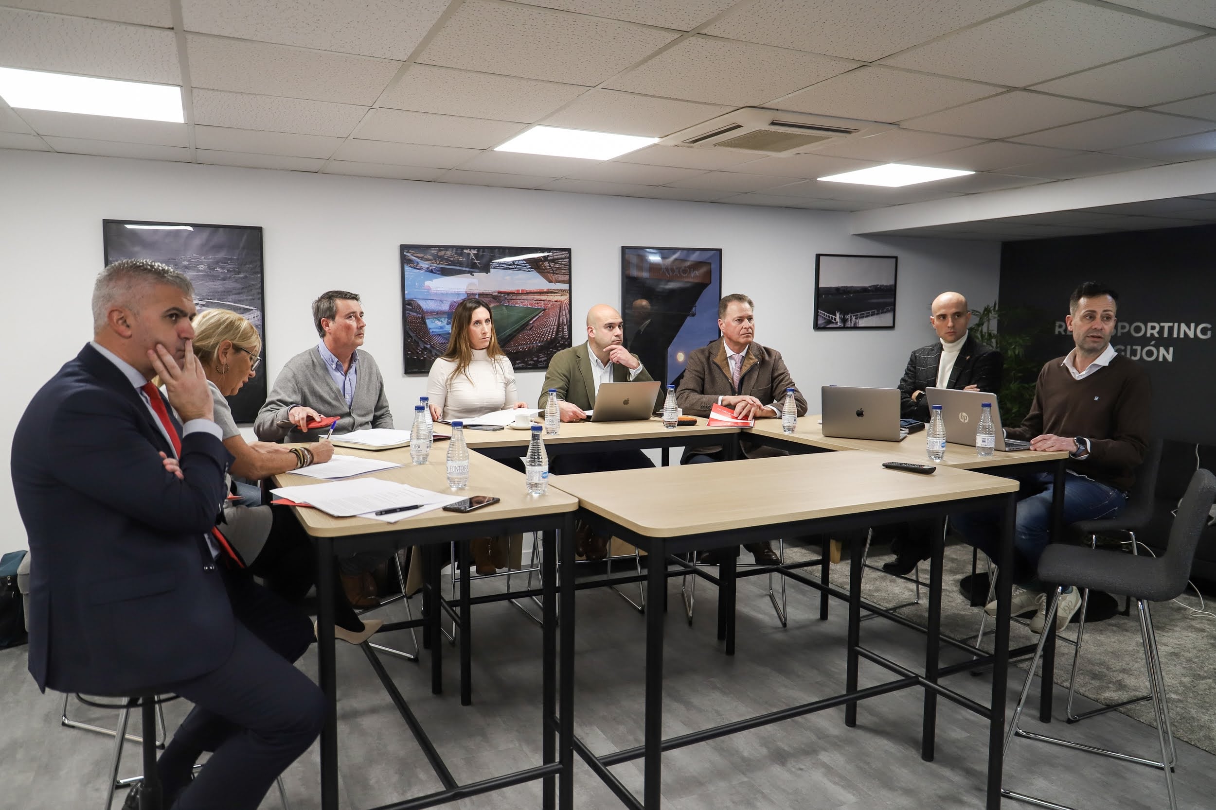 La vicealcaldesa Ángela Pumariega y el portavoz del Gobierno Jesús Martínez Salvador han sido los interlocutores en el encuentro con el Sporting, Cámara de Comercio y Federación Española.