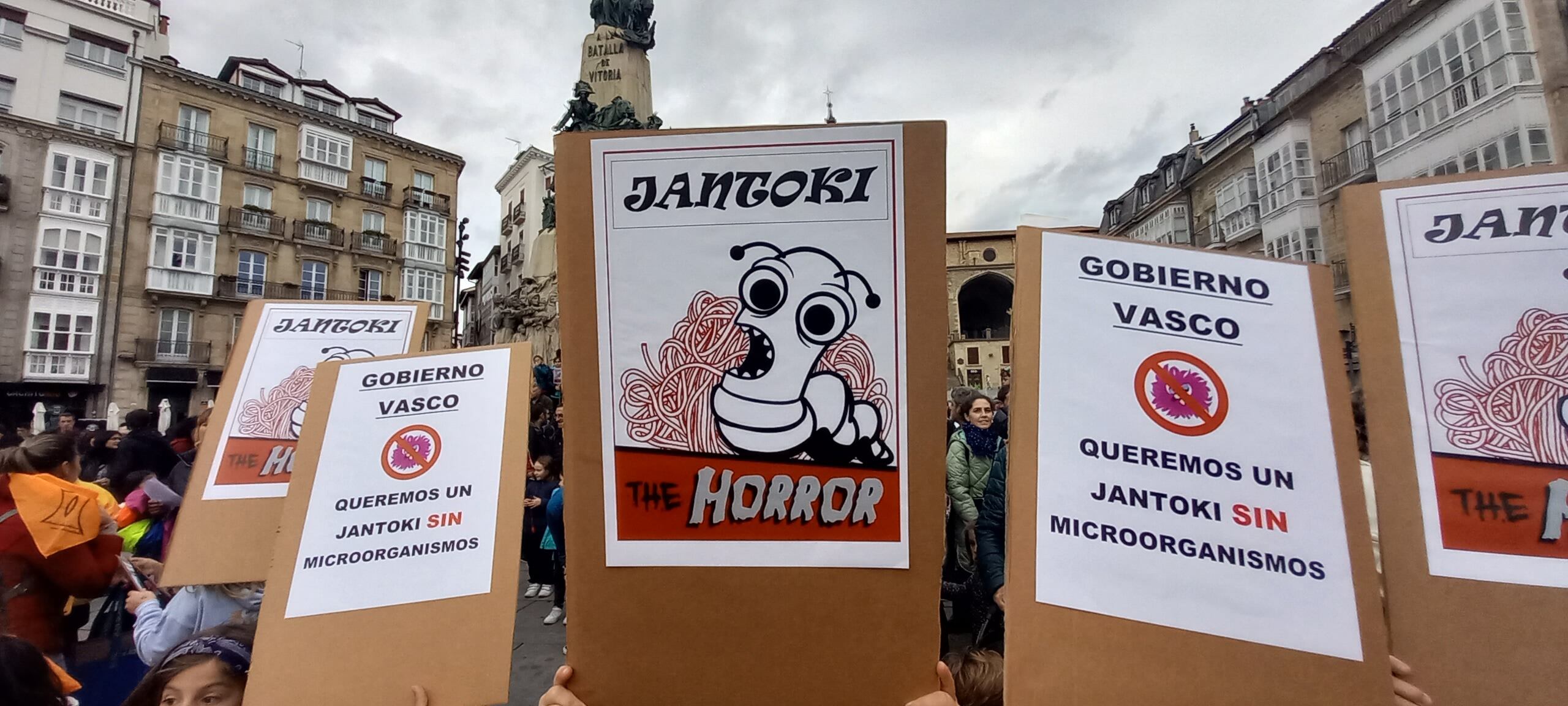 Protesta de las familias de Ikasbidea por la comida de Serunion en Vitoria