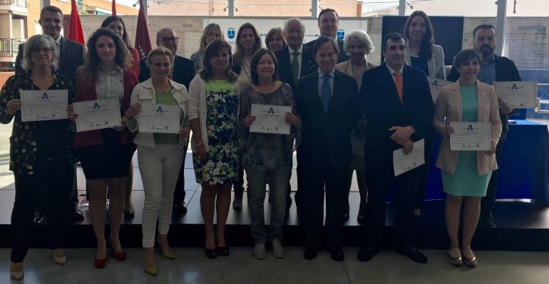 El Ayuntamiento de Alcobendas ha premiado a 35 empresas por fomentar la conciliación. Al acto han acudido el alcalde Ignacio García de Vinuesa y la concejal de Familia Mónica Sánchez