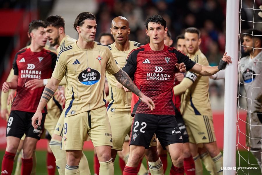 Acción del Mirandés-Racing en Anduva (foto: LaLiga)