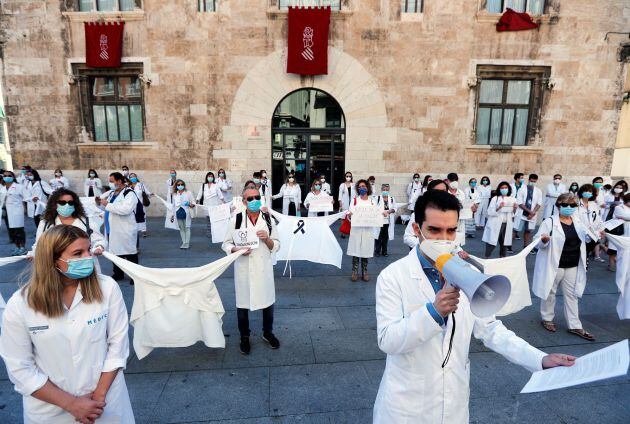 Un centenar de médicos se ha concentrado a las puertas de la Generalitat de València para decir "basta" al menosprecio que sufre el colectivo y a la mala gestión en sanidad y a rendir un homenaje a los compañeros fallecidos a causa del coronavirus durante la pandemia