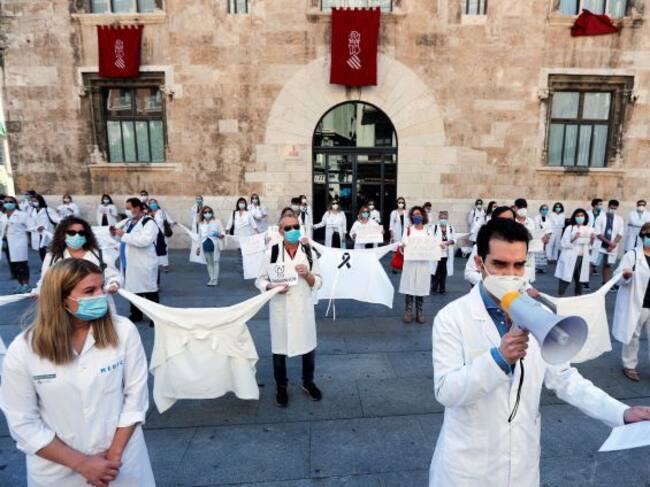Un centenar de médicos se ha concentrado a las puertas de la Generalitat de València para decir "basta" al menosprecio que sufre el colectivo y a la mala gestión en sanidad y a rendir un homenaje a los compañeros fallecidos a causa del coronavirus durante la pandemia