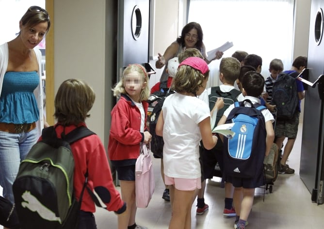 Alumnos y profesoras, esta mañana, a la entrada de las aulas del colegio Gabriela Mistral de Madrid. Un total de 1.137.121 alumnos de la Comunidad de Madrid inician esta semana el curso escolar