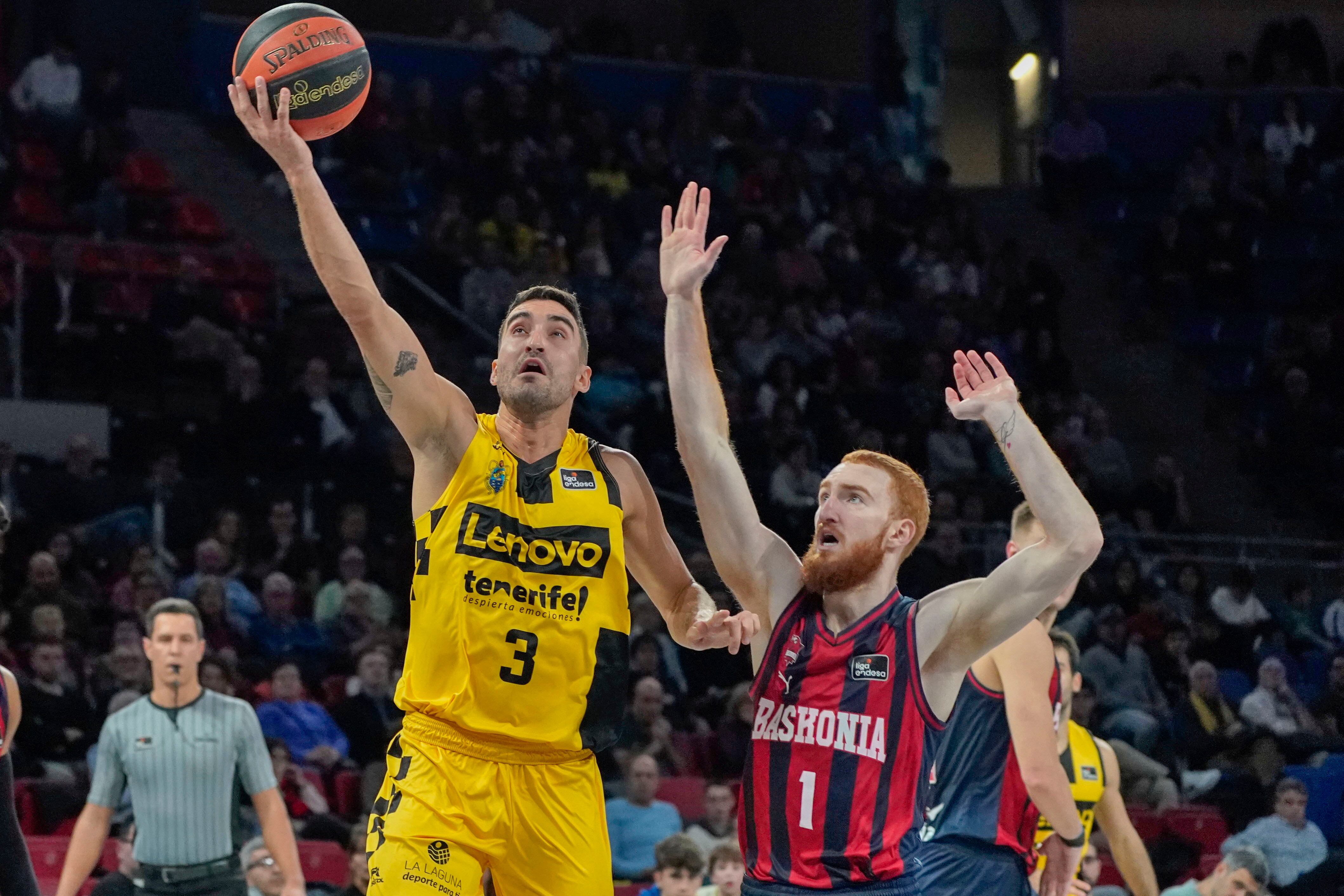 VITORIA, 10/12/2023.- El pívot del Lenovo Tenerife, Jaime Fernández intenta canasta ante Nico Mannion, del Baskonia durante el partido de la Liga Endesa disputado este domingo en el Buesa Arena. EFE / L. Rico