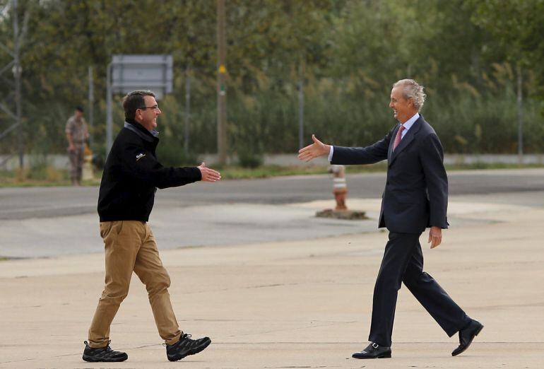 U.S. Defense Secretary Ash Carter (L) and his Spanish counterpart Pedro Morenes greet each other in Moron military airbase, southern Spain October 6, 2015. REUTERS/Marcelo del Pozo