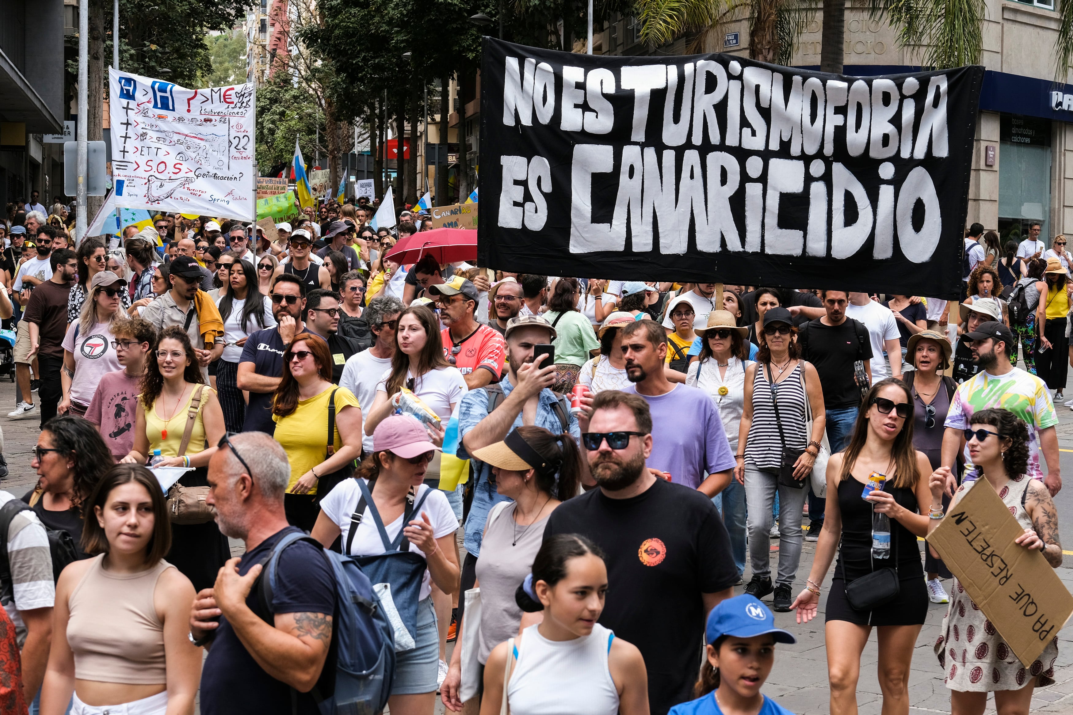 SANTA CRUZ DE TENERIFE, 20/04/2024.- Miles de personas participan este sábado en una manifestación bajo el lema ?Canarias tiene un límite? por las calles de Santa Cruz de Tenerife, para exigir un cambio en el modelo económico del archipiélago basado en el turismo de masas. EFE/Alberto Valdés
