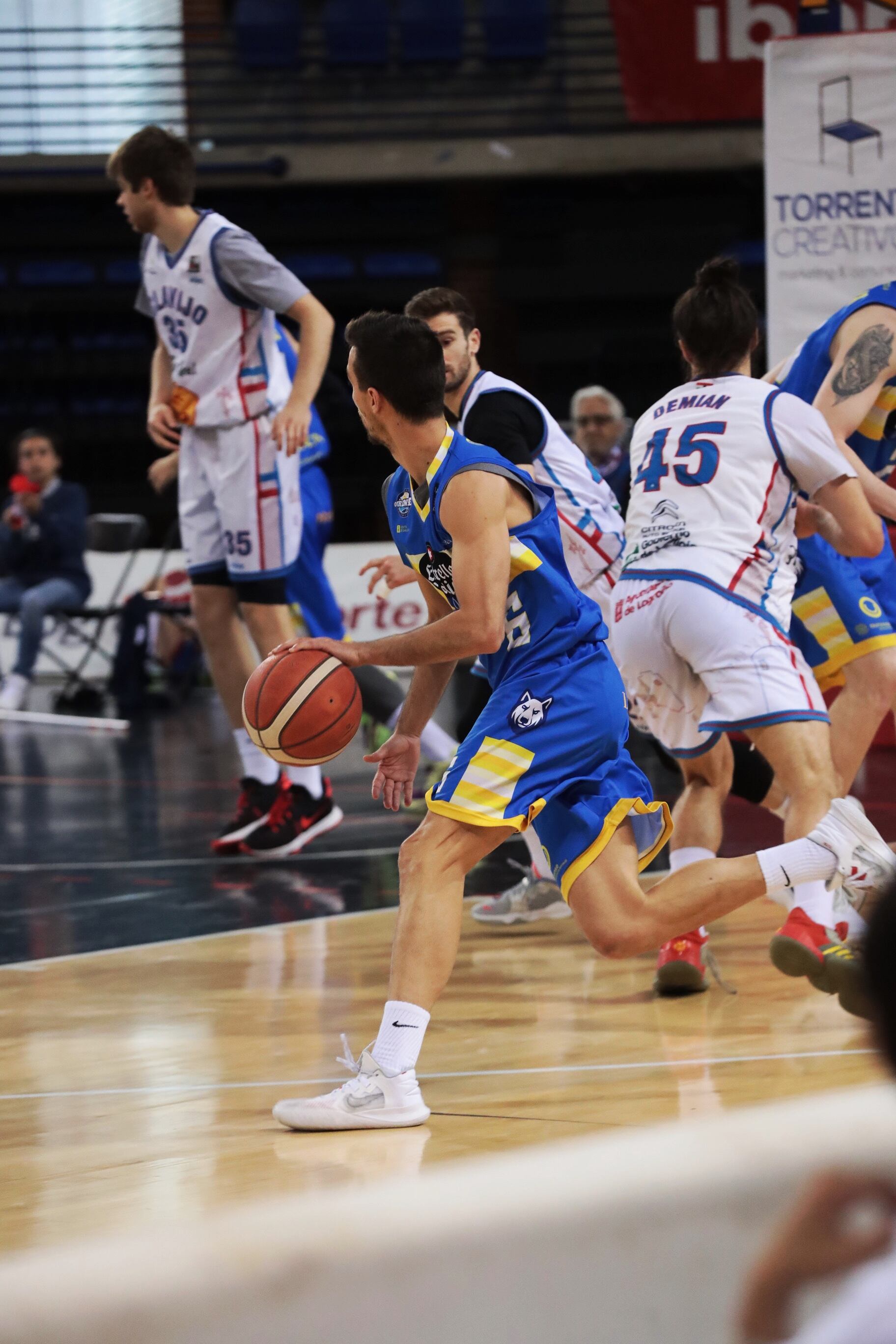 El COB remonta y se lleva la victoria en los últimos segundos en la cancha del Clavijo