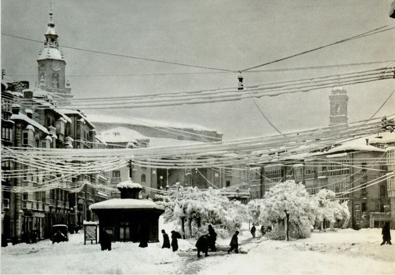 La plaza de la Virgen Blanca, 1900.