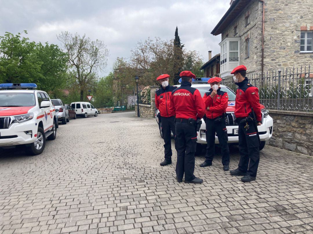 Agentes de la Policía Foral controlan que se cumplen las medidas sanitarias contra la COVID