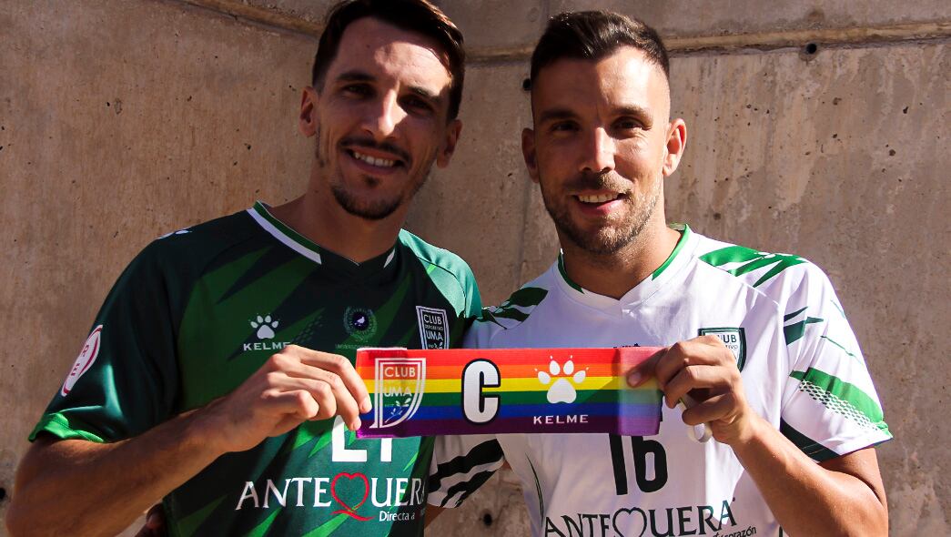 Dos de los capitanes del UMA Antequera luciendo el brazalete que llevarán en los partidos de Segunda División