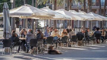 Catalá anuncia que se intensificarán las inspecciones de terrazas después de que los vecinos denuncien excesos que niegan los hosteleros
