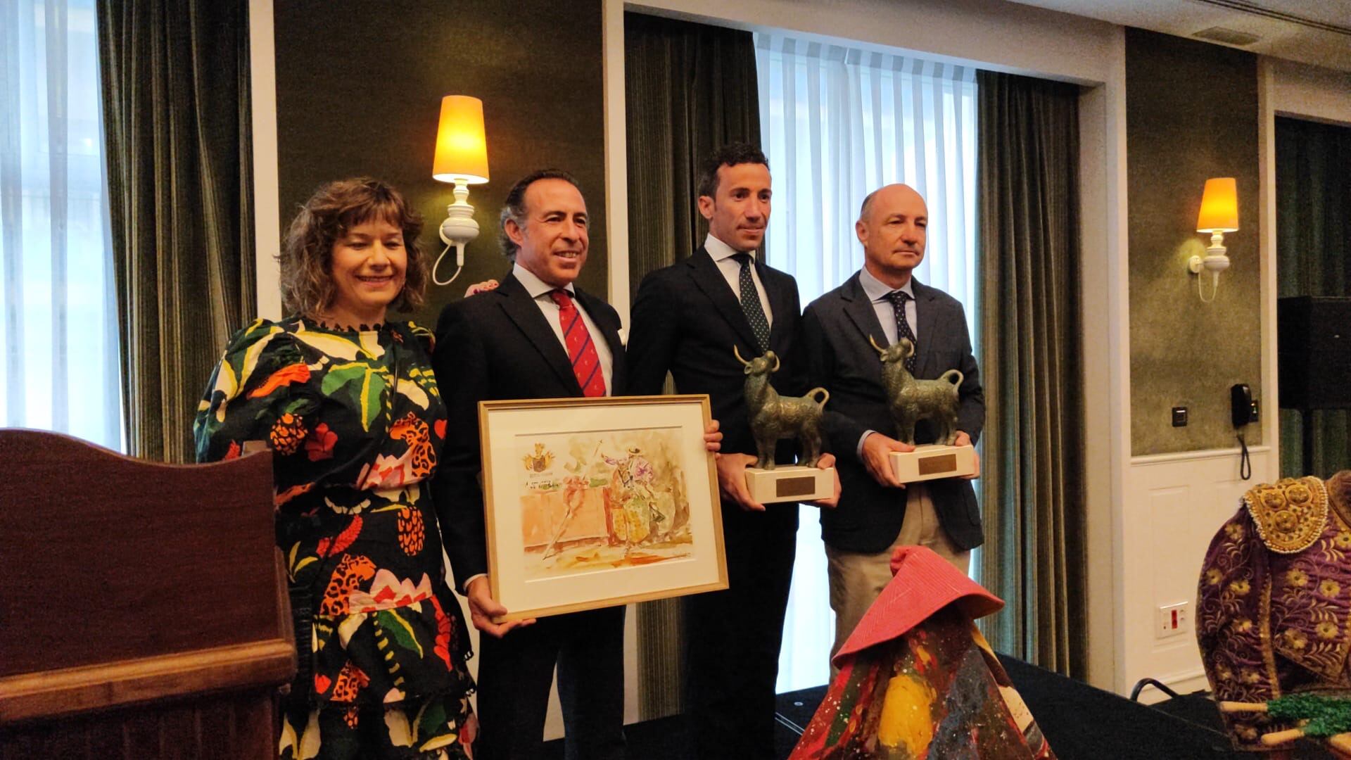 De izquierda a derecha, Rosana González, directora del Hotel Colón; Enrique Peña, representante de la cuadra de caballos de picar de la Real Maestranza, el diestro onubense David de Miranda y el ganadero Juan Pedro Domecq