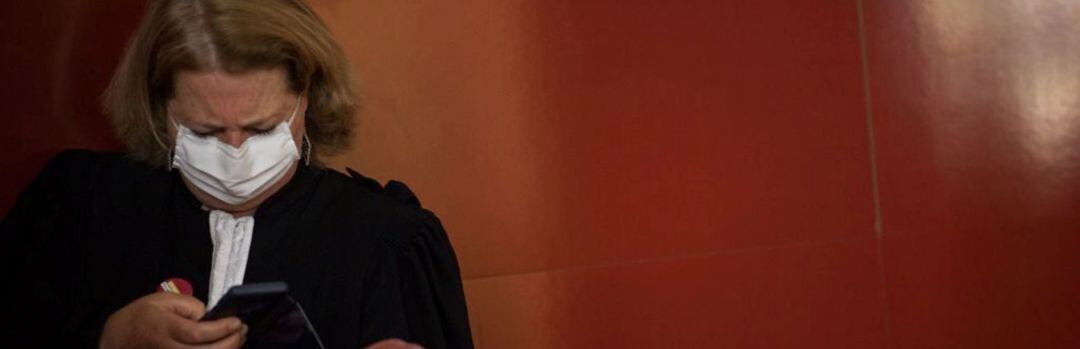 Abogada mira su teléfono móvil