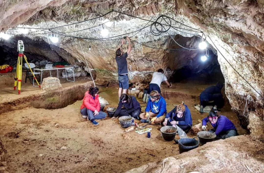 Excavación arqueológica en cueva