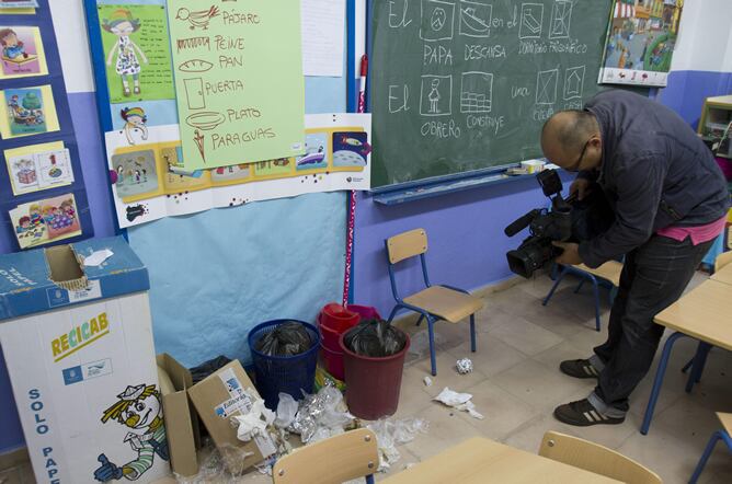 Estado de una de las aulas del colegio Manuel de Falla de Jerez de la Frontera (Cádiz), tras una semana de huelga de limpieza