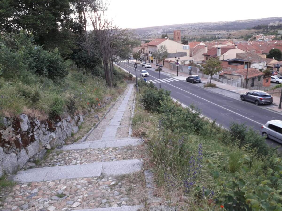 Las terrazas de los bares, los pisos vacíos, la escuela de música y los peces muertos en Fuentes Claras