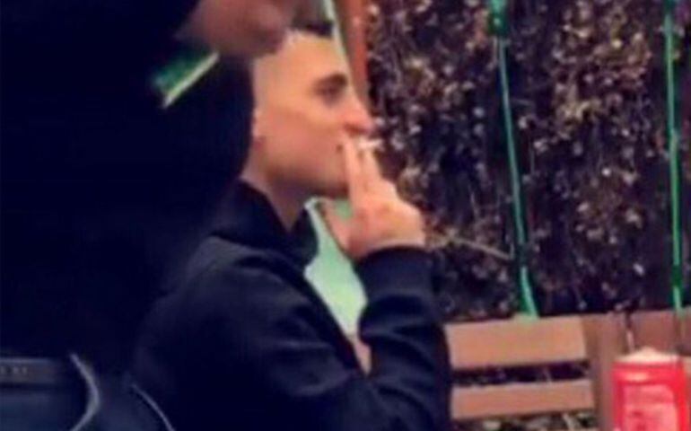 El futbolista del PSG, Marco Verratti, fumando.