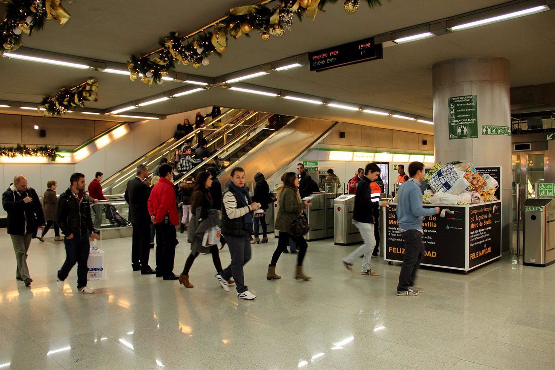 Imagen de archivo de una estación de metro en Navidad