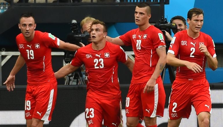 Los jugadores de Suiza celebran el gol de Shaquiri.