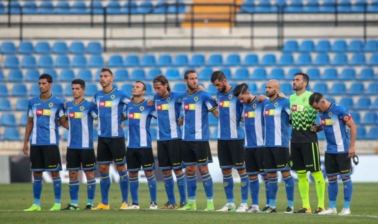 Los jugadores del Hércules CF guardan un minuto de silencio