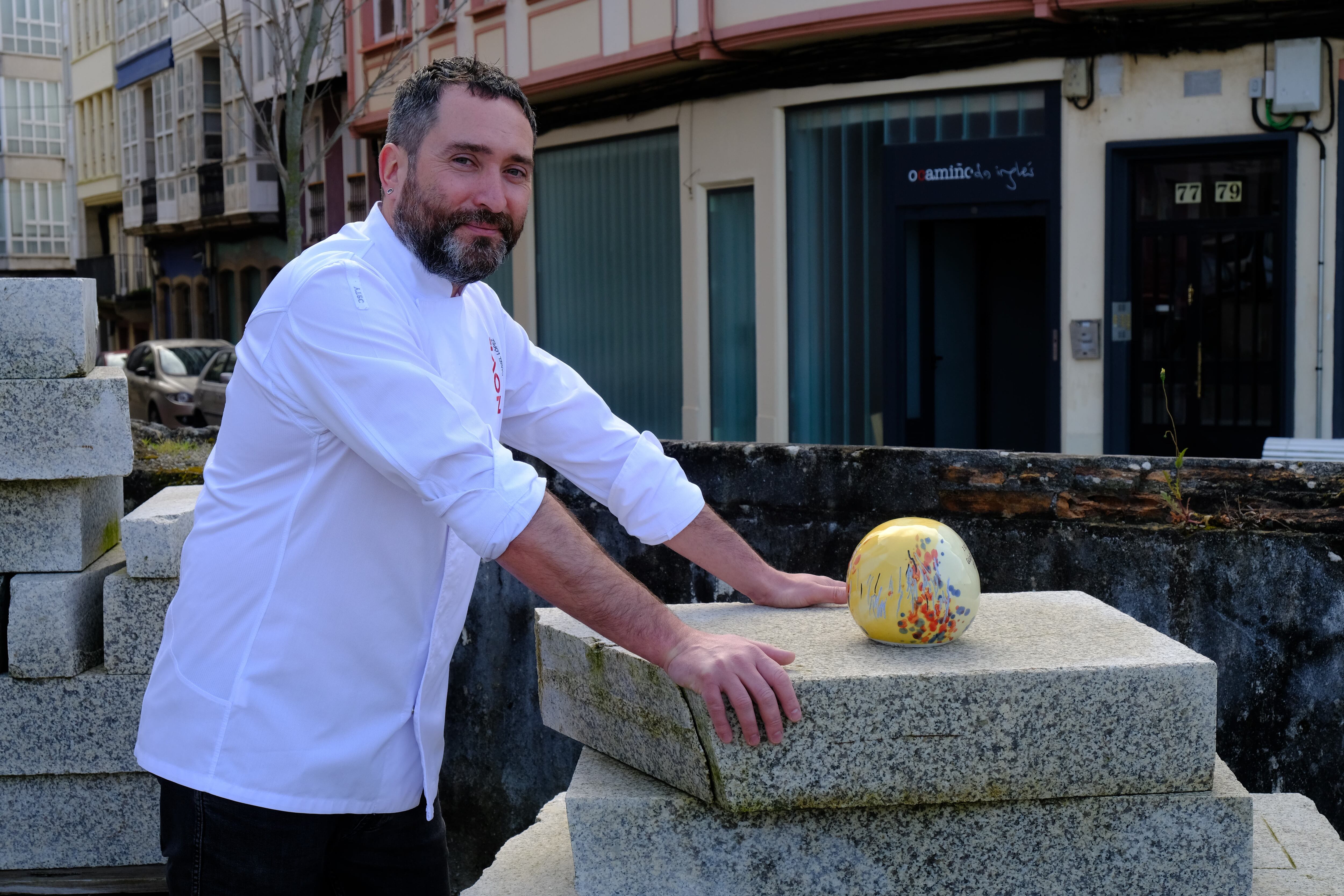 La reciente concesión del segundo Sol Repsol confirma al restaurante O Camiño do Inglés, liderado por el chef Daniel López como gran referencia de la cocina en Ferrol, que suma distinciones a sus establecimientos mas renovadores. El cocinero, fotografiado al lado de su restaurante. Foto: Kiko Delgado / EFE.