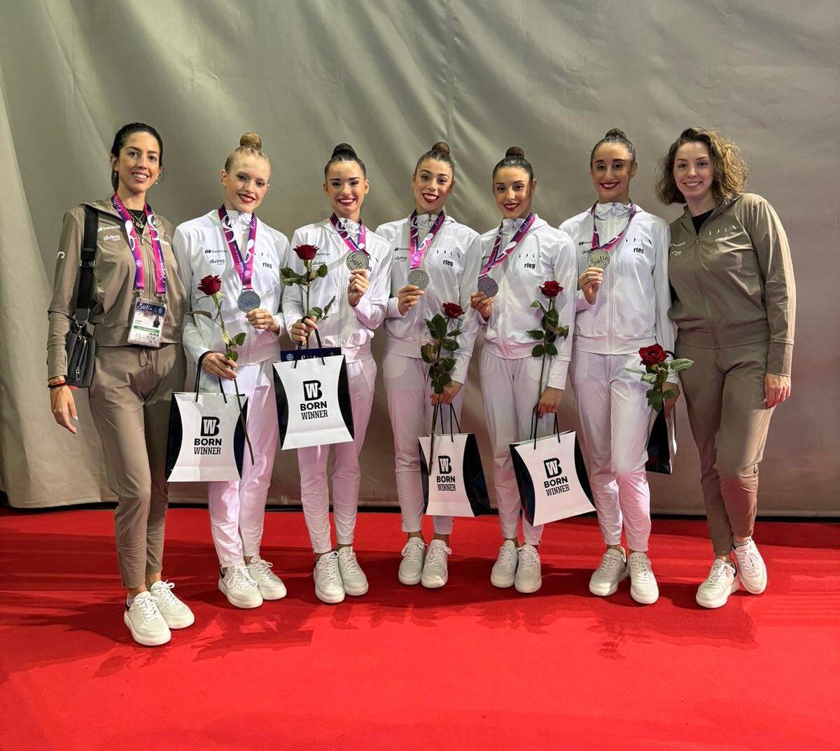 Inés Bergua, tercera por la izquierda, con la medalla de plata junto al resto del equipo español