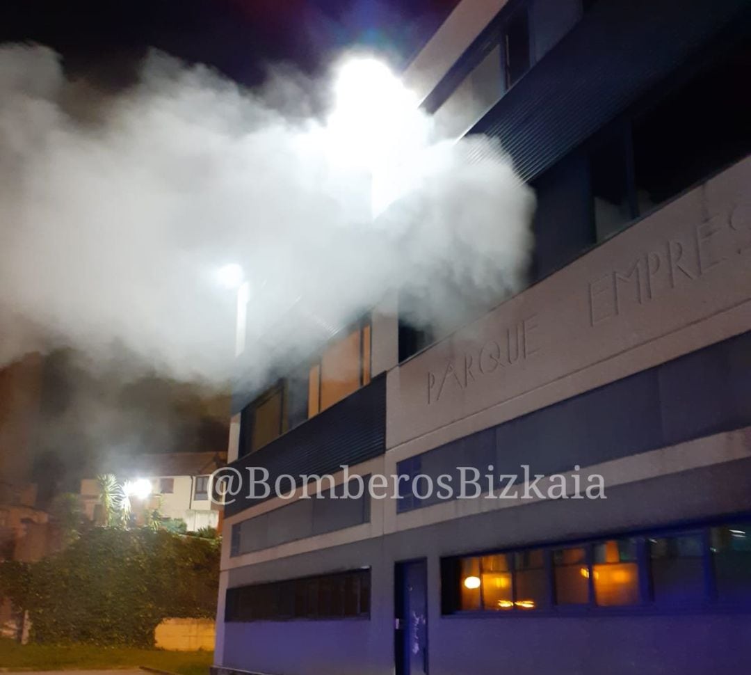 Imagen del fuego declarado en un edificio de oficinas de Leioa