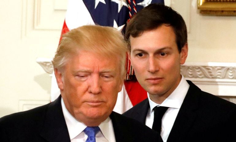 Donald Trump con su asesor y yerno Jared Kushner durante una reunión con empresarios en la Casa Blanca.