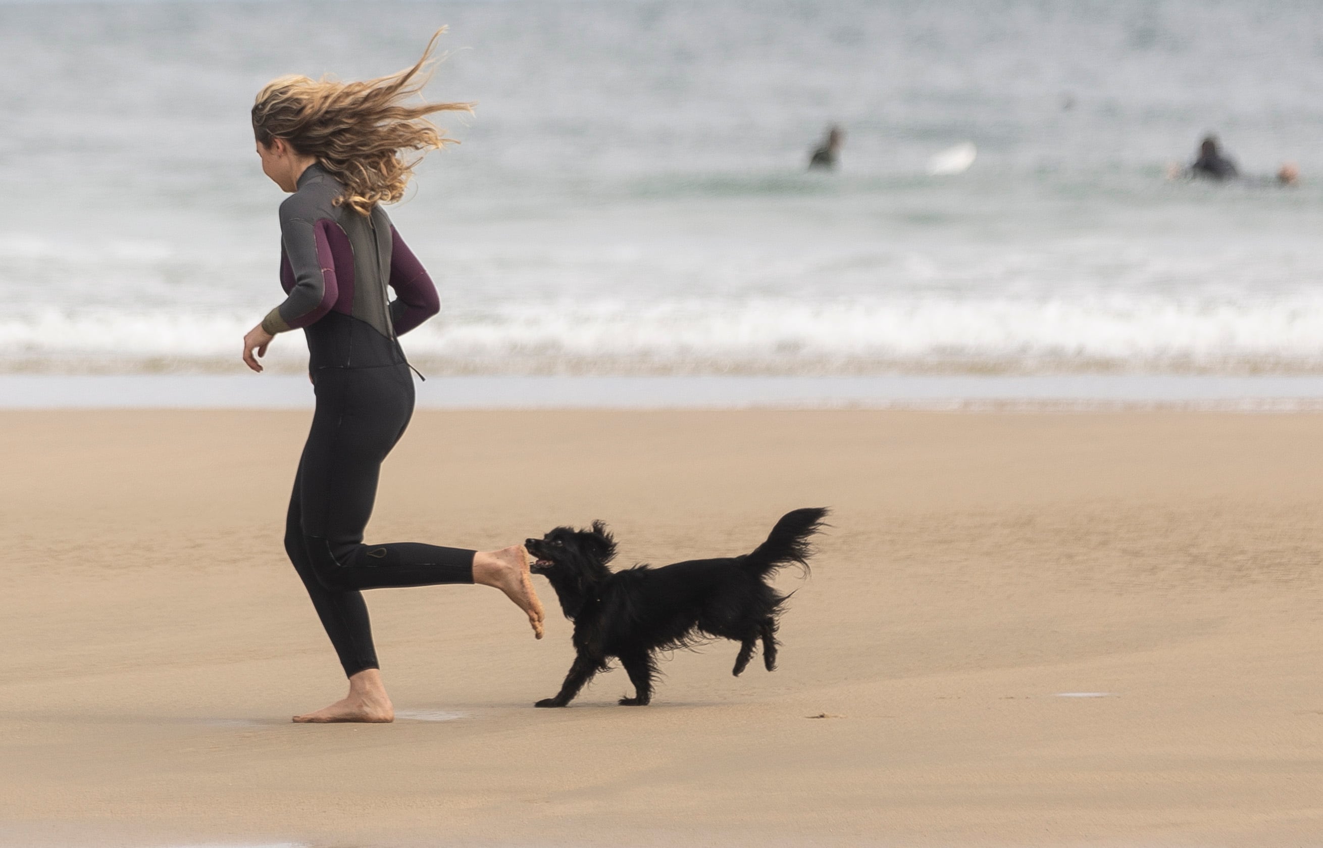 GRAFCAV2922. SAN SEBASTIÁN (ESPAÑA), 23/05/2024.- Una joven corre con su perro por la playa de la Zurriola de San Sebastián. Los cielos en el País Vasco presentarán este jueves intervalos nubosos con posibilidad de chubascos aunque la nubosidad descenderá por la tarde, los vientos serán flojos a moderados del oeste y las temperaturas no variarán. EFE/Juan Herrero
