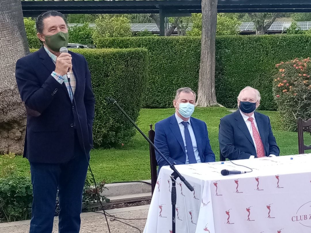 El maestro José Antonio Campuzano presenta &#039;Zaudín Tauromaquia&#039; en presencia del alcalde de Tomares, José Luis Sanz, y el presidente del Club Zaudín, Juan Antonio López Olmo