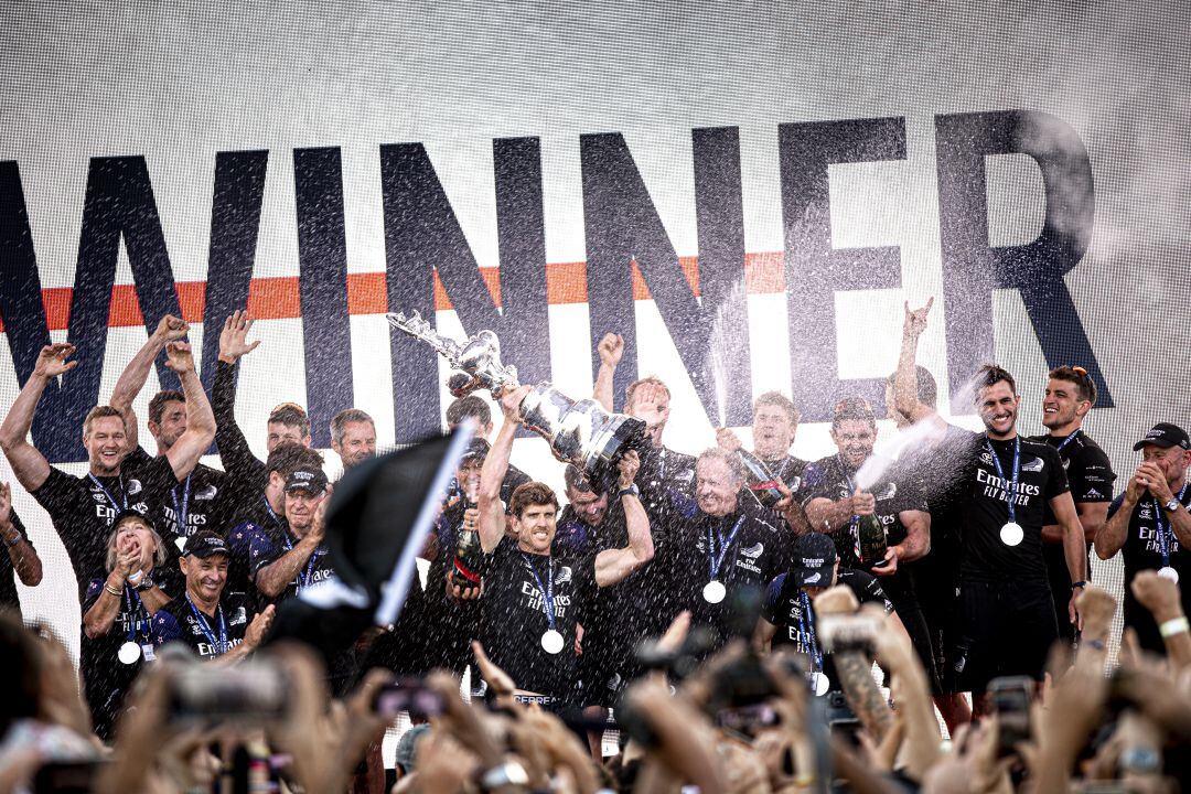 Peter Burling y sus compañeros del Emirates Team New Zealand celebran después de ganar la America&#039;s Cup contra el Luna Rossa Prada Pirelli Team en el puerto de Auckland el 17 de marzo de 2021 en Auckland, Nueva Zelanda. (Foto de Sailing Energy. Getty Imag