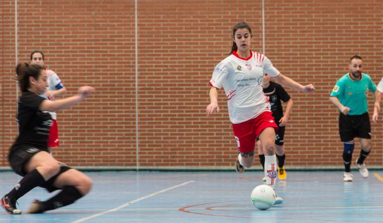 Ángela (6) controla el balón durante ante el triunfo de la pasada jornada ante el Cádiz FSF