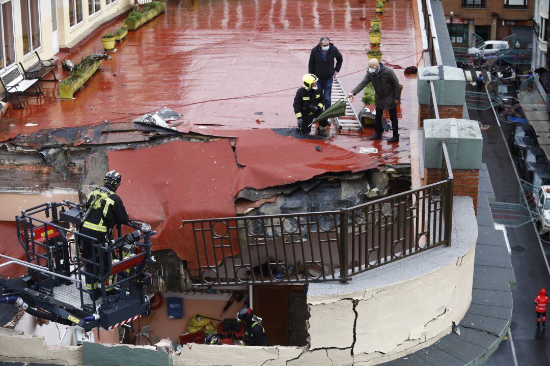 Los bomberos trabajan en el derrumbe de la terraza del colegio San Vicente de Paul de Gijón, a 5 de enero de 2022, en Gijón, Asturias (España)