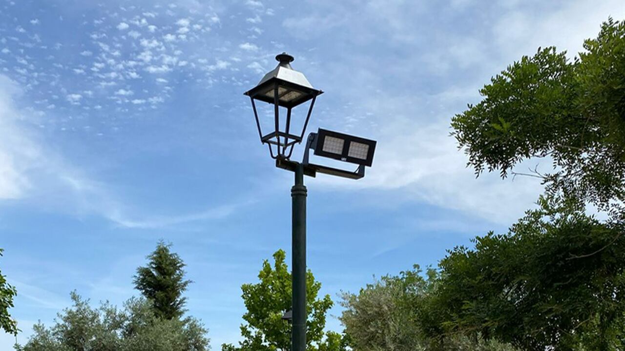 Farola led alimentada por energía solar en Ogíjares (Granada)