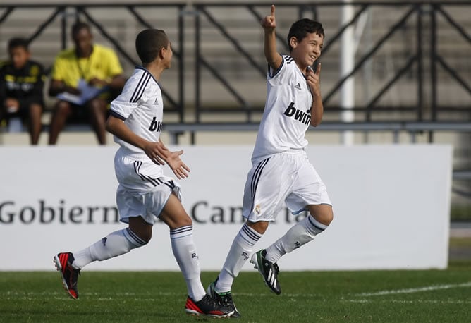 Los jugadores del equipo alevín del Madrid celbrando un gol en el Torneo Internacional de Arona, organizado por la Fundación de 'El Larguero'