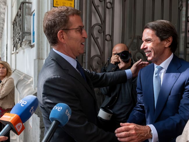 Saludo entre Aznar y Feijóo este viernes en Madrid.