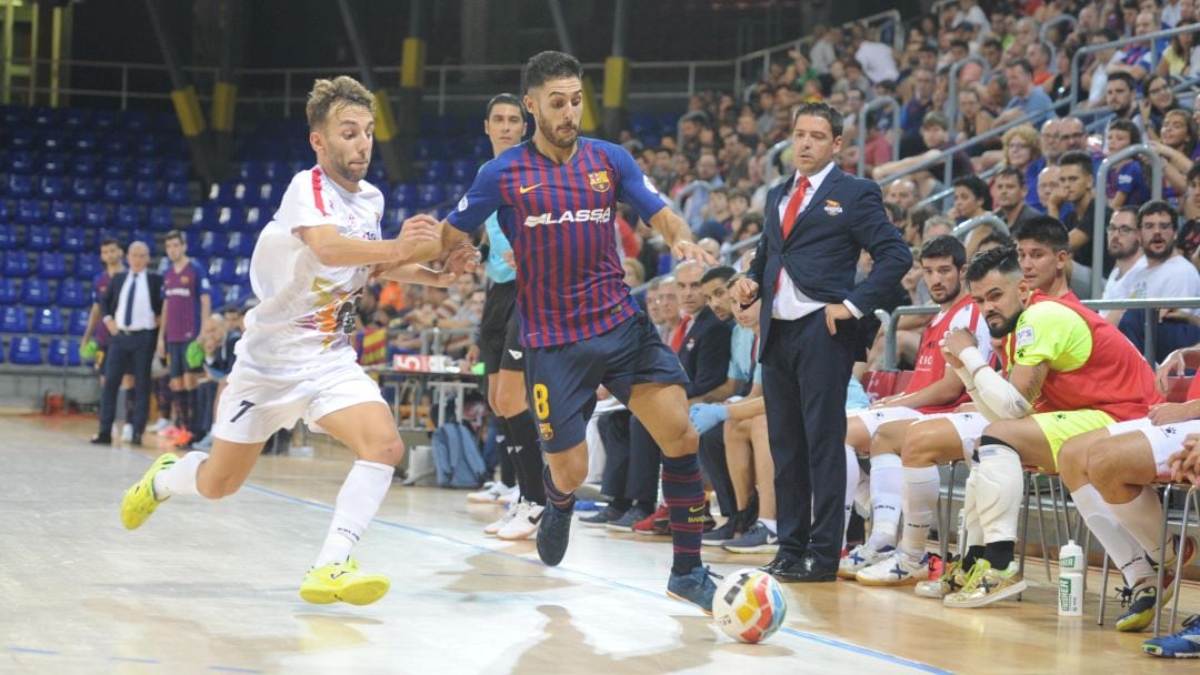 Álvaro peleando por un balón ante el Barcelona Lassa