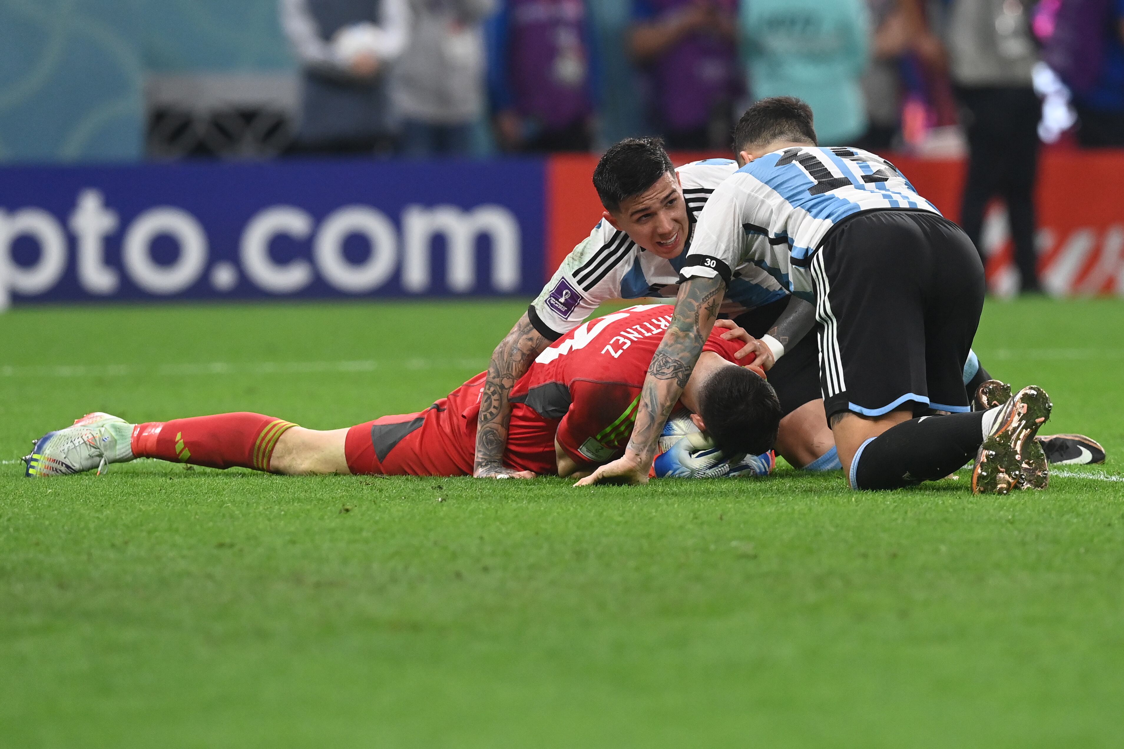 El &#039;Dibu&#039; Martínez bloca el que podría haber sido el 2-2 de Australia