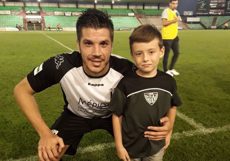 &#039;Paquito&#039; posa en el campo del Mérida