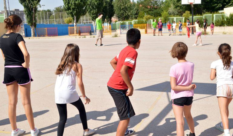 Varios niños en un campamento