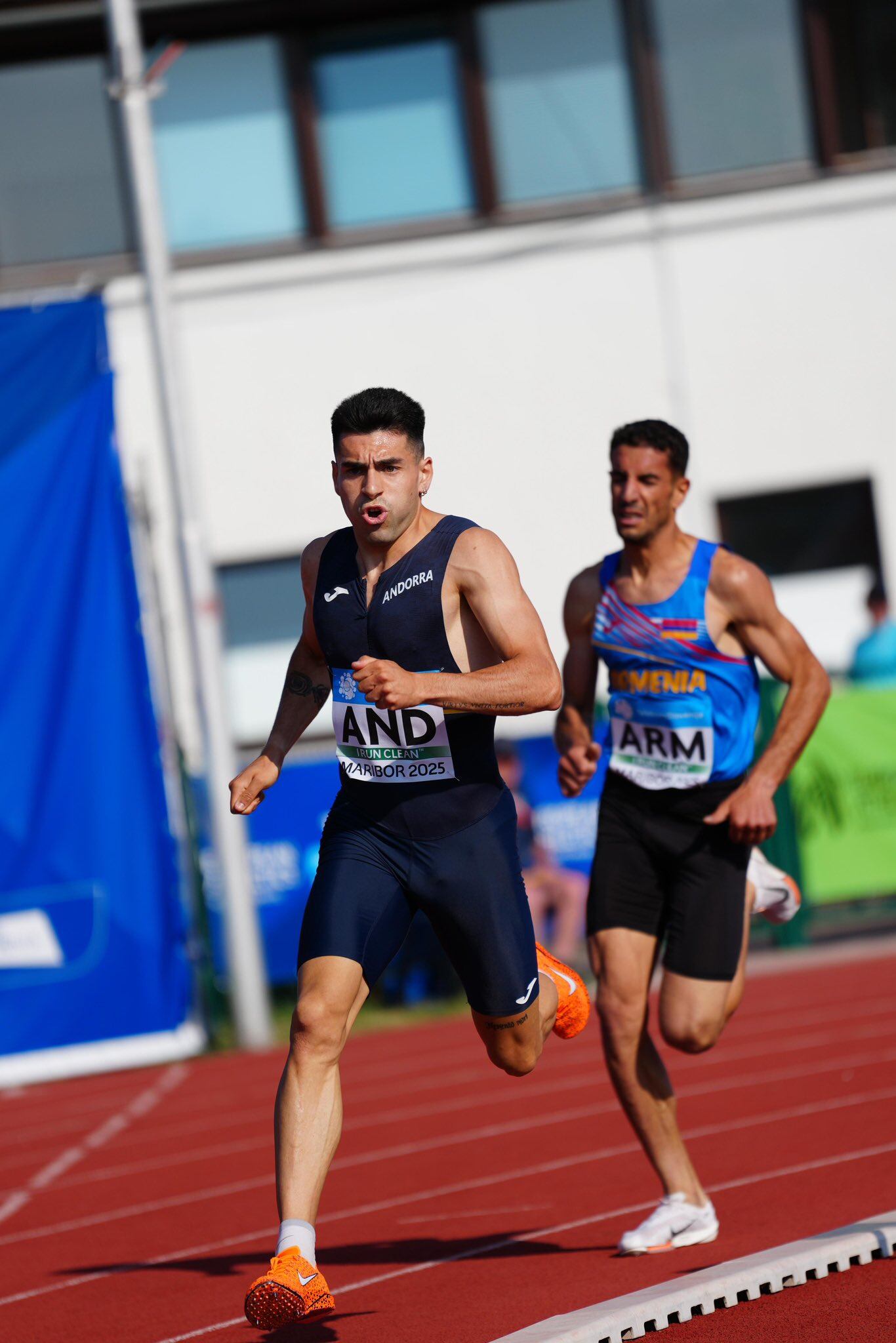 Nahuel Carabaña esprintant per acabar primer a la prova de 1.500 metres de la Copa d'Europa de nacions