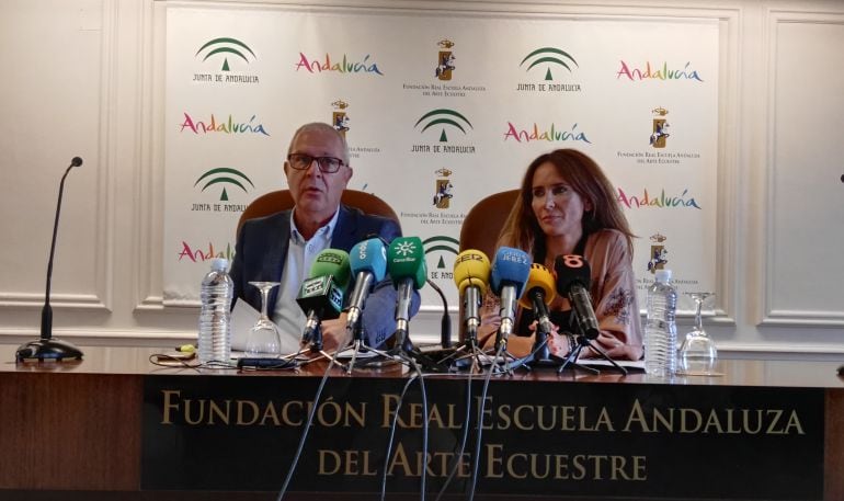 Juan Luis Belizón, delegado del gobierno andaluz en la provincia, y Gemma Pérez, delegada territorial de la Consejería de Empleo, han presentando en Jerez estas ayudas