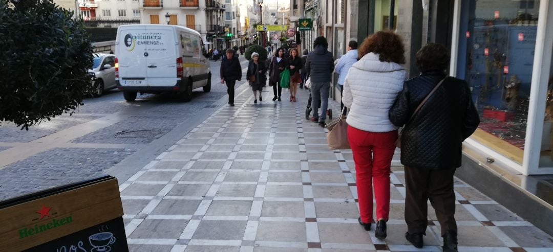 Jiennenses caminando por una calle de la capital.