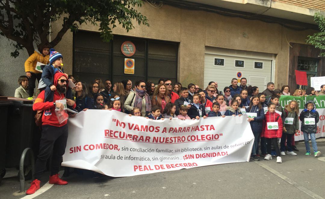 Niñas y niños, acompañados por sus padres, se han concentrado a las puertas de la delegación de educación de la Junta de Andalucía en Jaén