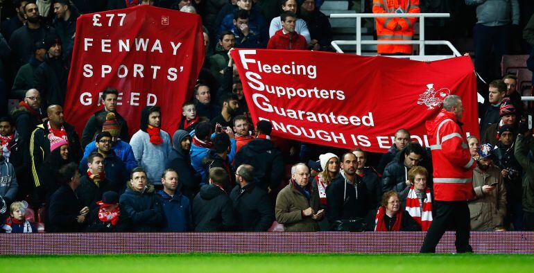 Los aficionados del Liverpool protestaron por los precios de las entradas en el partido que enfrentó a su equipo al West Ham.